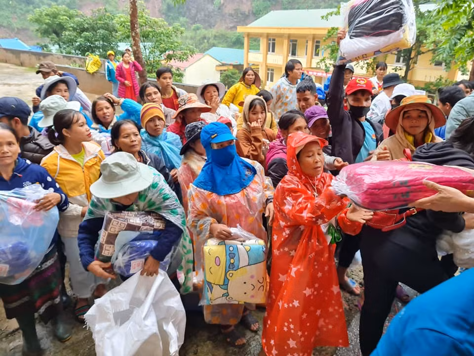 Không chỉ học sinh, người dân cũng được nhận quà (Ảnh: CTV)