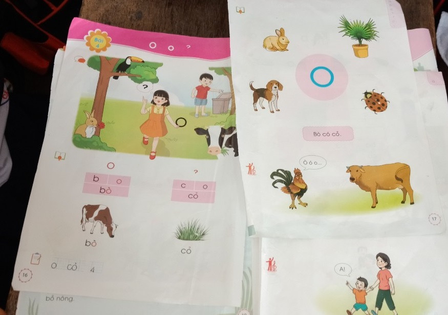 Sách tiếng Việt lớp 1 "Chân trời sáng tạo" vừa học vài buổi đã bung rơi từng tờ (Ảnh Phan Tuyết) Sách tiếng Việt lớp 1 "Chân trời sáng tạo" vừa học vài buổi đã bung rơi từng tờ (Ảnh Phan Tuyết)