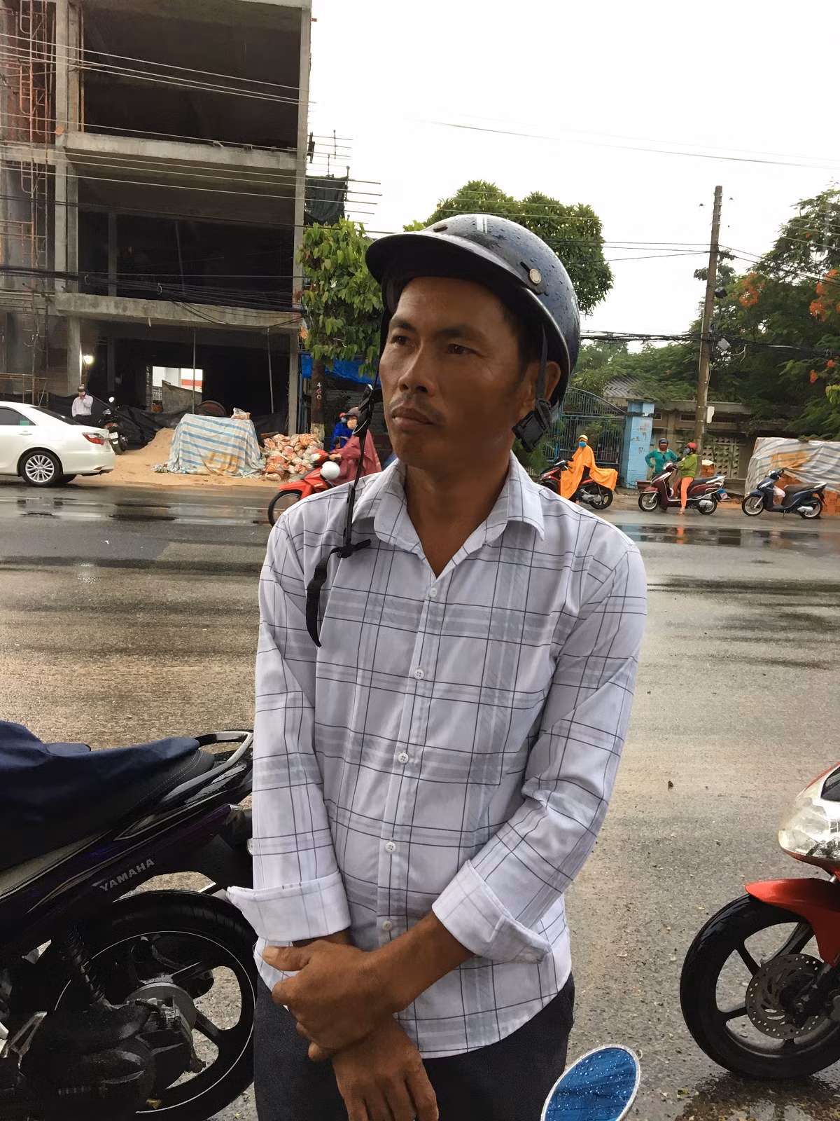 Anh Xuân Phước nhà cách điểm thi chừng 30 ki lô mét vẫn ngày 2 lần đến điểm thi động viên con (Ảnh Phan Tuyết) Anh Xuân Phước nhà cách điểm thi chừng 30 ki lô mét vẫn ngày 2 lần đến điểm thi động viên con (Ảnh Phan Tuyết)