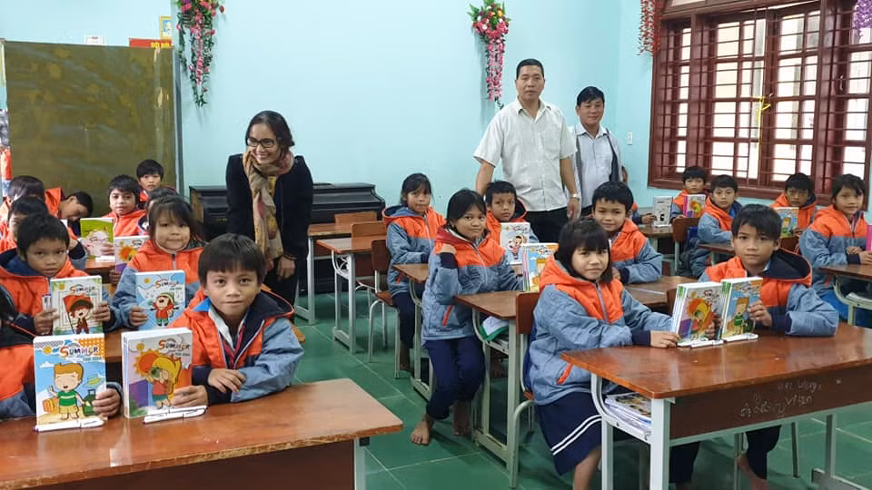 Niềm vui của học sinh khi được nhận sách (Ảnh: CTV)
