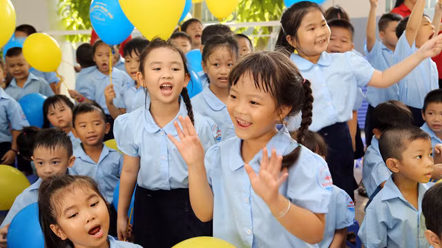 Hiện vẫn còn không ít trường tiểu học chưa tới 300 em học sinh nhưng vẫn chưa được sáp nhập (Báo Thiếu niên và Nhi đồng). Hiện vẫn còn không ít trường tiểu học chưa tới 300 em học sinh nhưng vẫn chưa được sáp nhập (Báo Thiếu niên và Nhi đồng).