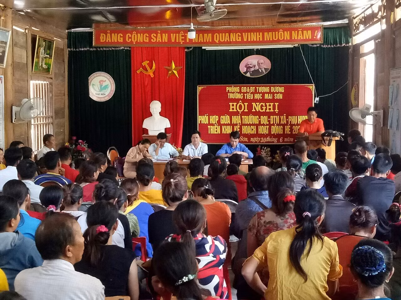 Lễ bàn giao học sinh của Trường Tiểu học Mai Sơn, huyện Tương Dương, tỉnh Nghệ An (Ảnh nhà trường cung cấp)