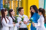 Học trò thăm các thầy cô giáo (Ảnh minh họa: giaoductuyensinh.edu.vn).
