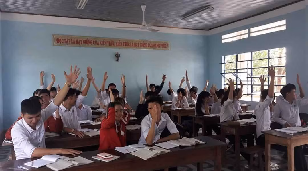 Thầy Dương Thy Phan cho biết, khi trực tiếp hỏi ai không thích đi học buổi 2, học sinh của thầy đã đồng loạt giơ tay như thế (Ảnh thầy Phan cung cấp)