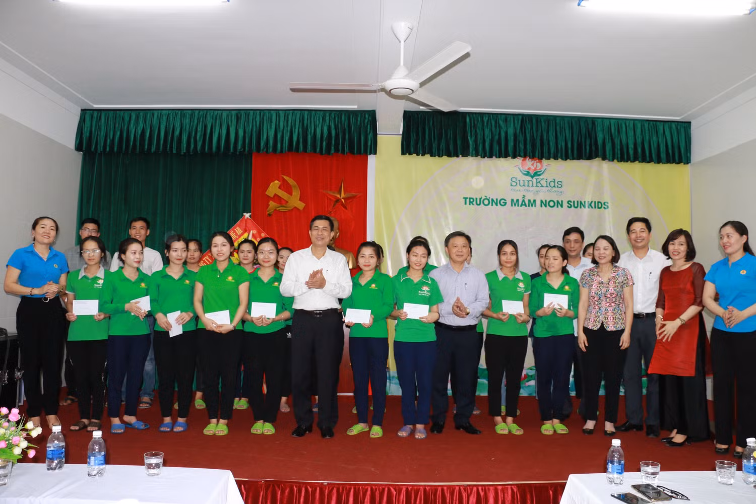 Ngành Giáo dục tỉnh Nghệ An trao quà hỗ trợ cho giáo viên ngoài công lập (Ảnh Sở Giáo dục cung cấp)