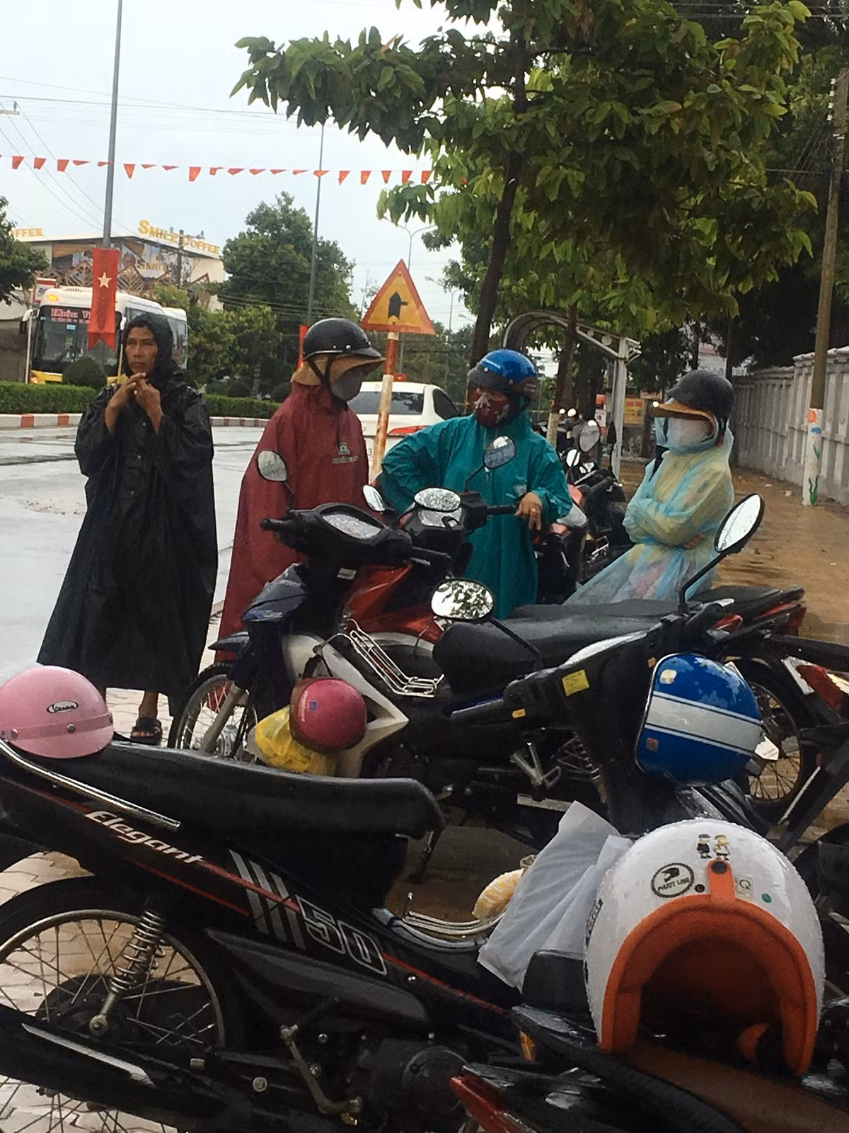 Phụ huynh Bình Thuận chờ con dưới mưa (Ảnh Phan Tuyết) Phụ huynh Bình Thuận chờ con dưới mưa (Ảnh Phan Tuyết)