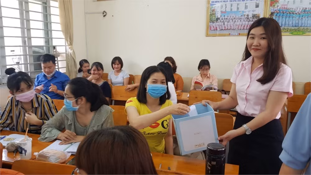 Buổi bỏ phiếu tín nhiệm (Ảnh : HCM-Edu) Buổi bỏ phiếu tín nhiệm (Ảnh : HCM-Edu)
