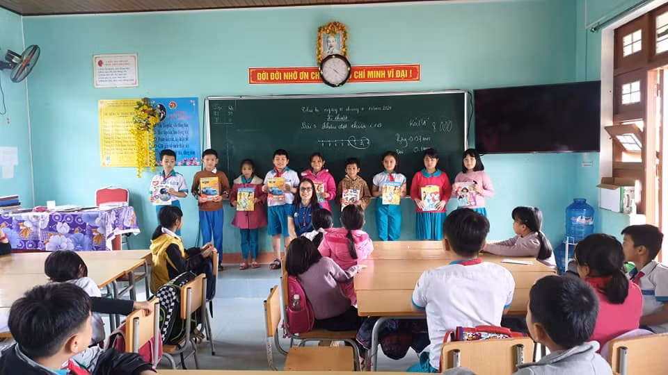 Học sinh ở Trà My được nhận quà tặng (Ảnh CTV).