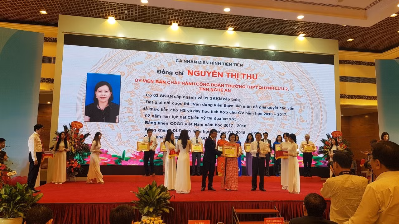 Cô Nguyễn Thị Thu nhận bằng khen của Công đoàn Giáo dục Việt Nam ở Hội nghị điển hình tiên tiến (Ảnh nhân vật cung cấp) Cô Nguyễn Thị Thu nhận bằng khen của Công đoàn Giáo dục Việt Nam ở Hội nghị điển hình tiên tiến (Ảnh nhân vật cung cấp)
