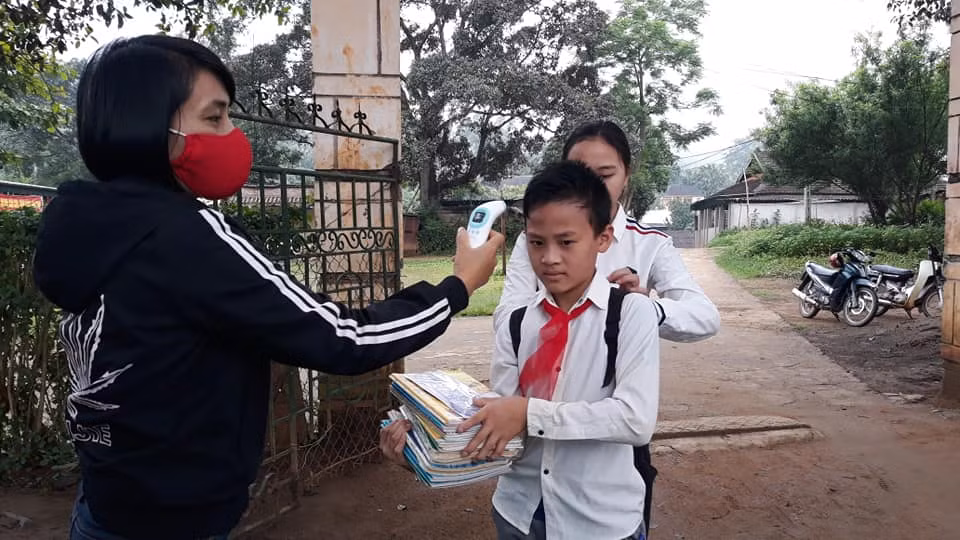 Trường phổ thông dân tộc bán trú Trung học cơ sở Nậm Càn, huyện Kỳ Sơn đang kiểm tra thân nhiệt (Ảnh CTV) Trường phổ thông dân tộc bán trú Trung học cơ sở Nậm Càn, huyện Kỳ Sơn đang kiểm tra thân nhiệt (Ảnh CTV)