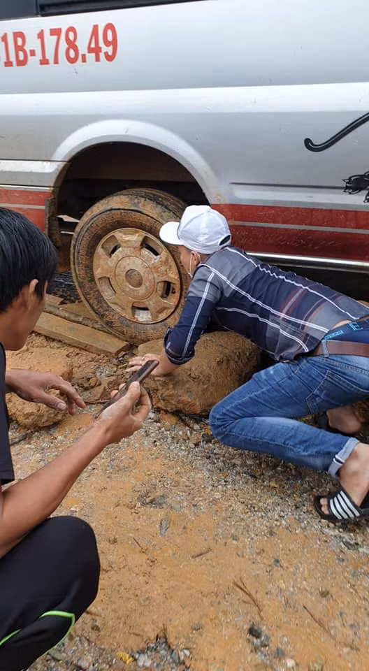 Xe liên tục gặp sự cố vì đường đi nguy hiểm (Ảnh CTV)