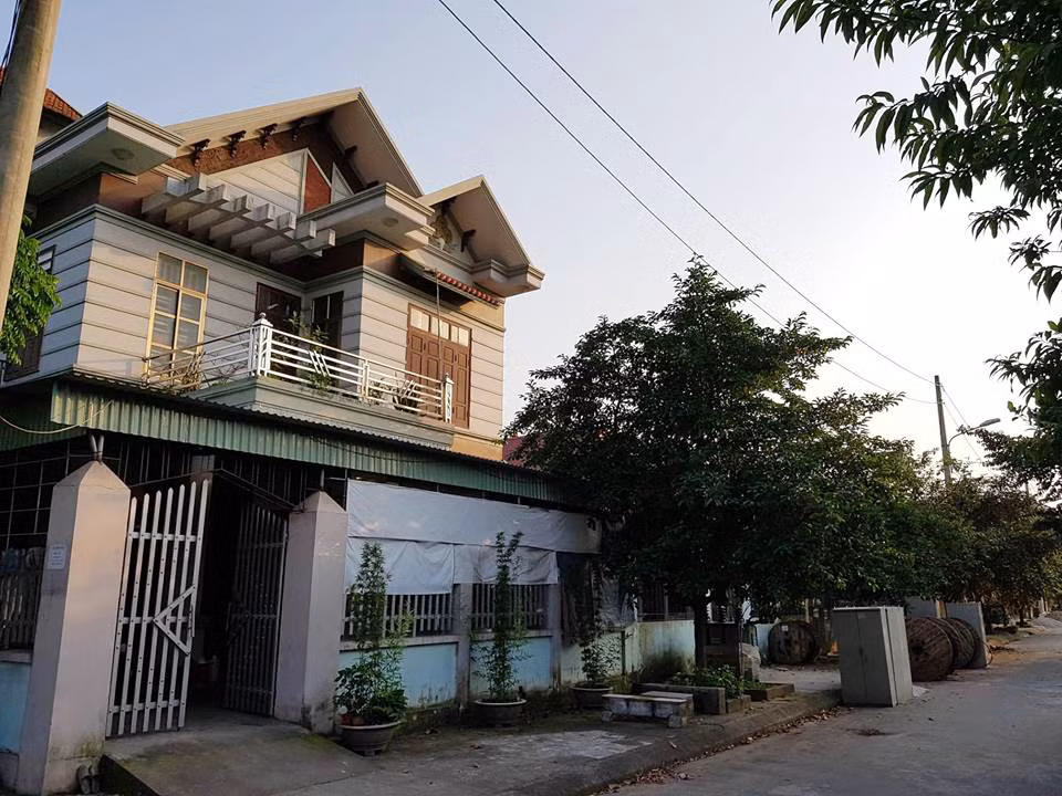 Các hộ dân nhận đất tái định cư đã gần 9 năm nhưng chưa được cấp "sổ đỏ" (Ảnh: Lã Tiến) Các hộ dân nhận đất tái định cư đã gần 9 năm nhưng chưa được cấp "sổ đỏ" (Ảnh: Lã Tiến)