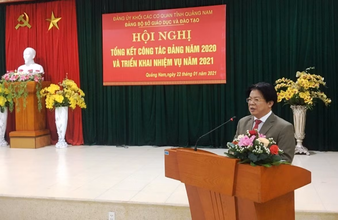 Chủ tịch Ủy ban nhân dân tỉnh Quảng Nam ký quyết định cho nghỉ hưu trước tuổi đối với giám đốc sở Giáo dục Quảng Nam. Ảnh: TNT