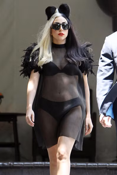 Bộ váy trong suốt như không mặc gì của Lady Gaga. Bộ váy trong suốt như không mặc gì của Lady Gaga.