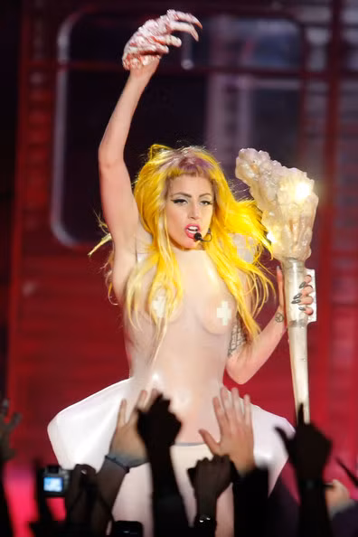 Đôi khi, người ta còn không thấy Lady Gaga mặc áo... bra. Đôi khi, người ta còn không thấy Lady Gaga mặc áo... bra.