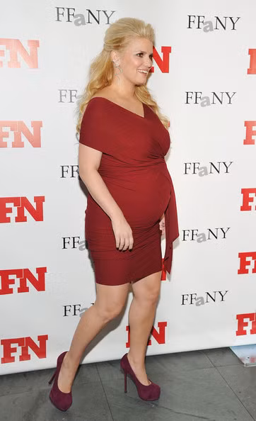 Jessica Simpson rất ton sur ton với bộ váy màu đỏ và đôi giày bắt mắt, mang bầu khá lớn nhưng trông cô vẫn rất nhanh nhẹn và tự tin trên đôi giày cao tới 15 cm.