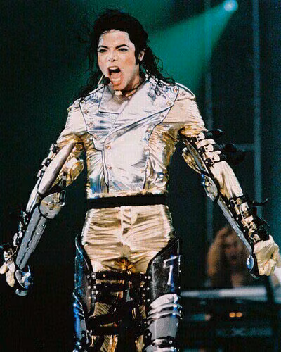 Bộ đồ diễn mang phong cách người ngoài hành tinh này của Michael Jackson đến nay vẫn được nhiều ngôi sao trong làng giải trí "nhái" lại. Bộ đồ diễn mang phong cách người ngoài hành tinh này của Michael Jackson đến nay vẫn được nhiều ngôi sao trong làng giải trí "nhái" lại.