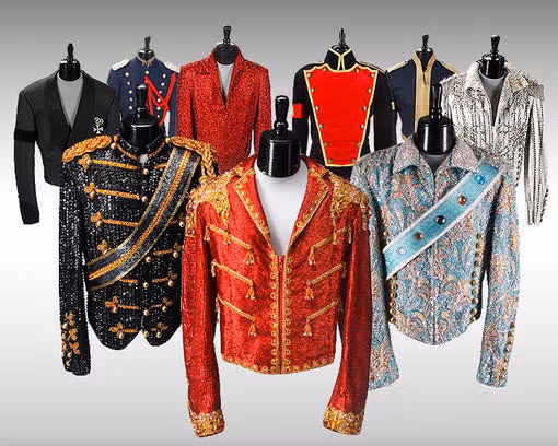 "Kho tàng" trang phục biểu diễn của Michael Jackson tràn ngập những chiếc jacket theo phong cách cách quân đội được thiết kế cầu kỳ. "Kho tàng" trang phục biểu diễn của Michael Jackson tràn ngập những chiếc jacket theo phong cách cách quân đội được thiết kế cầu kỳ.