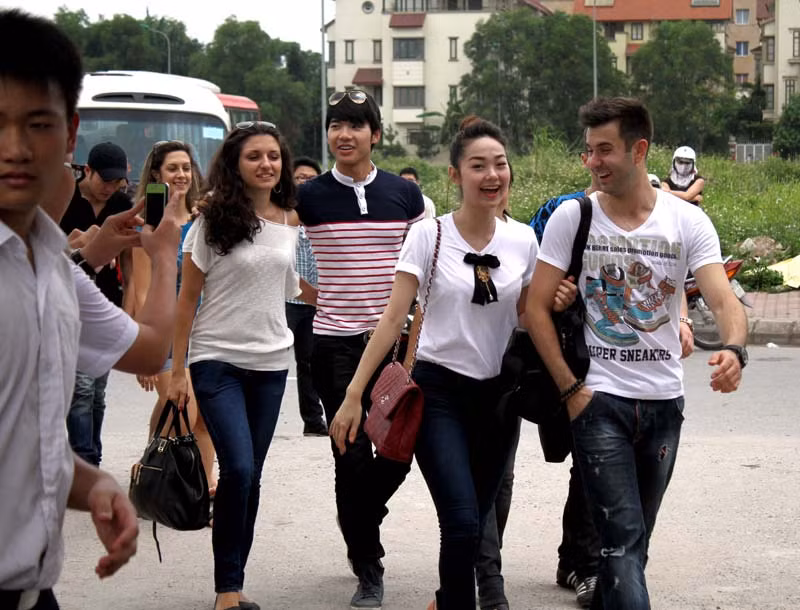Trong lúc sánh đôi, cuộc trò chuyện của 2 người không ngớt tiếng cười.