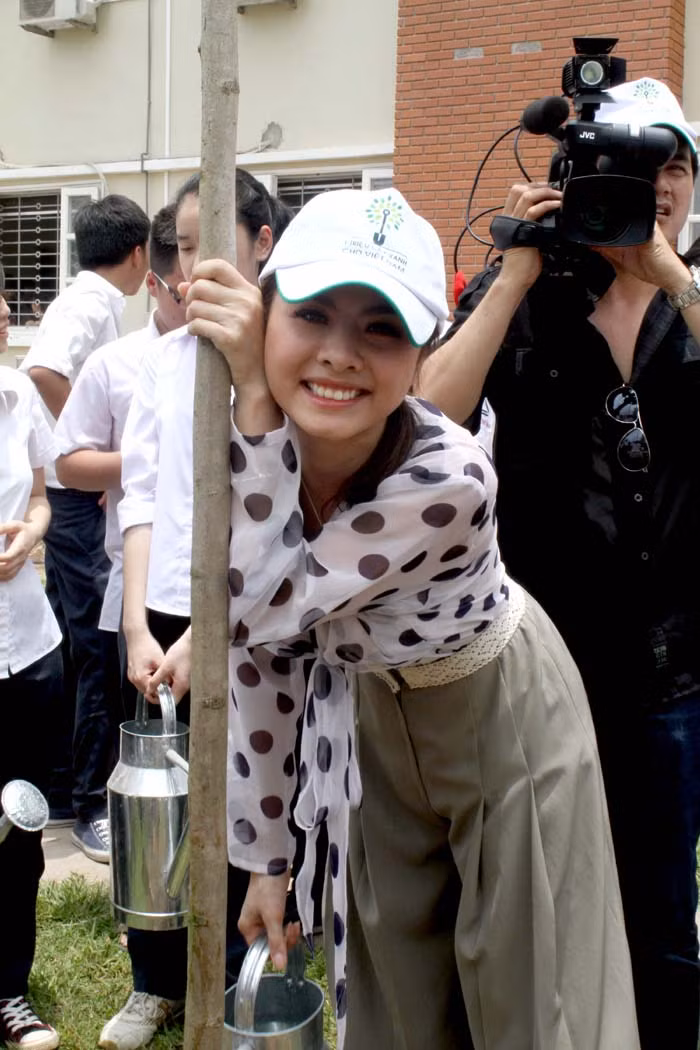 Vân Trang cười tươi khi hoàn thành công việc trồng cây xanh.
