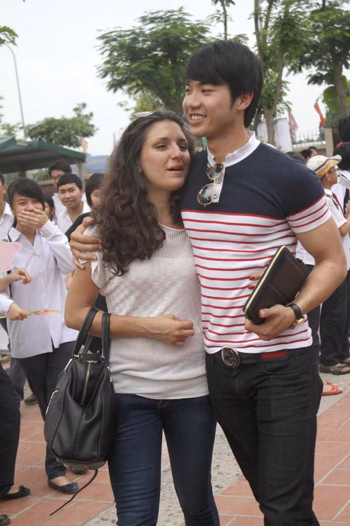 Trương Nam Thanh thân thiết bên nữ vũ công.