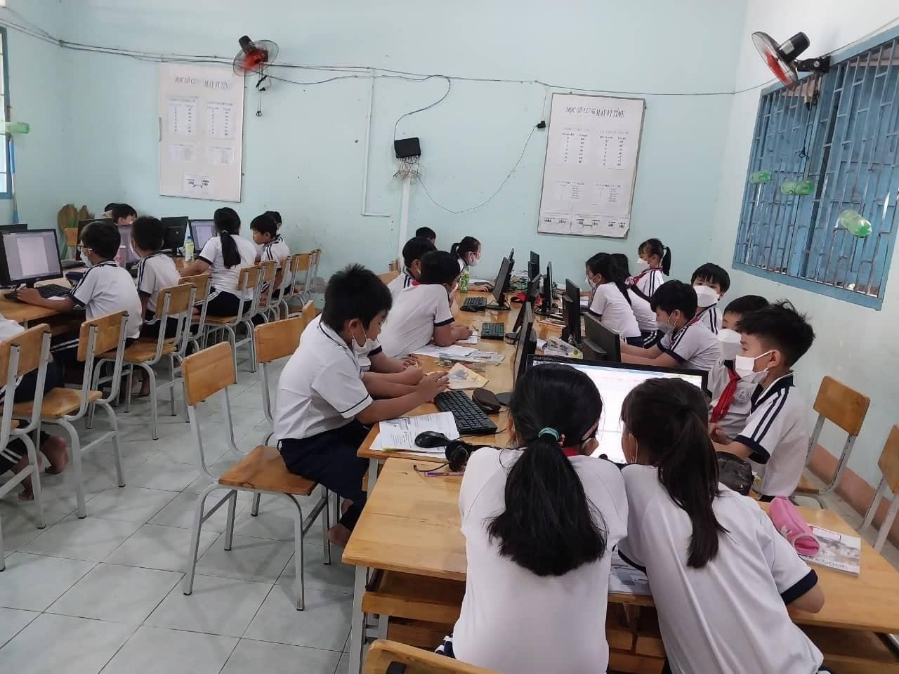 Một tiết học Tin của học sinh Bình Thuận (ảnh tác giả)