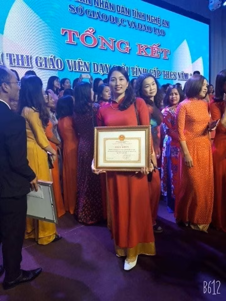Cô giáo Lê Na nhận giấy khen (Ảnh nhân vật cung cấp) Cô giáo Lê Na nhận giấy khen (Ảnh nhân vật cung cấp)