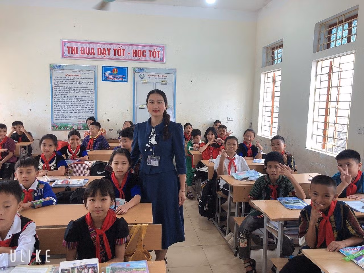 Cô giáo Lê Na với học sinh Kỳ Sơn (Ảnh nhân vật cung cấp) Cô giáo Lê Na với học sinh Kỳ Sơn (Ảnh nhân vật cung cấp)