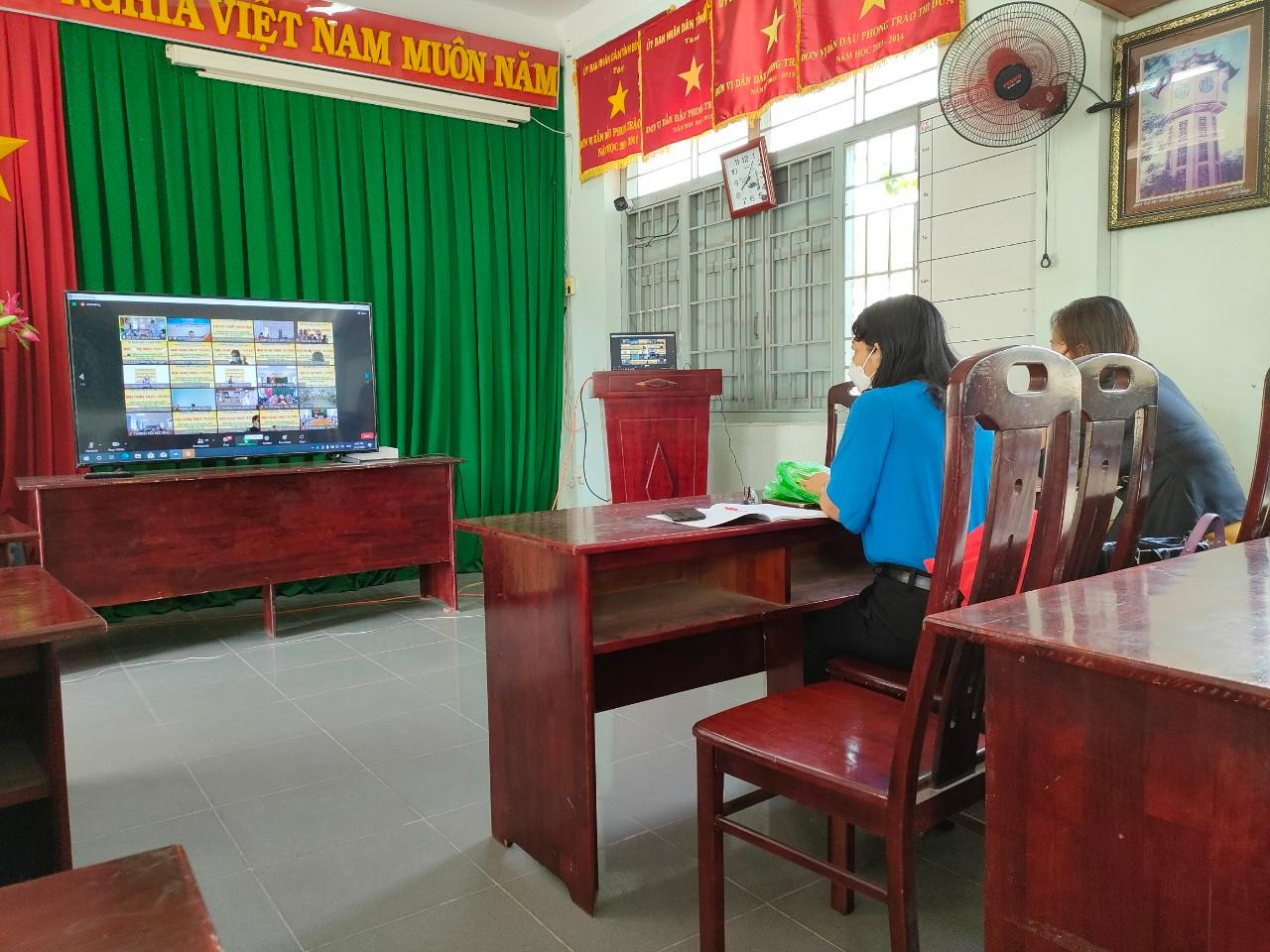 Giáo viên tiểu học tham gia học thay sách hàng tuần vào dịp hè (Ảnh tác giả)