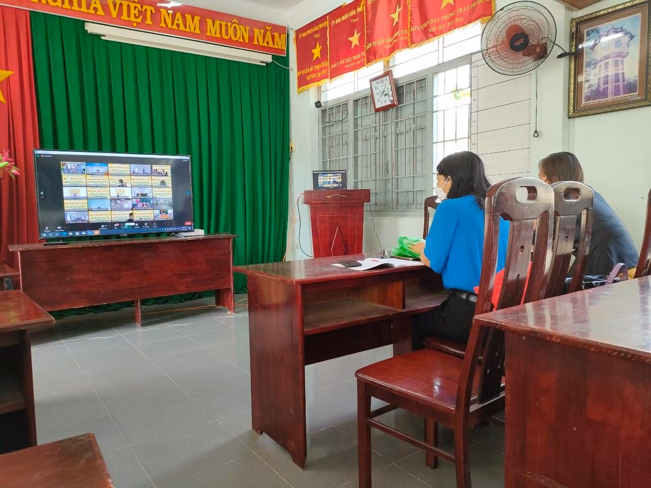Giáo viên tiểu học tham gia học thay sách hàng tuần vào dịp hè (Ảnh tác giả) Giáo viên tiểu học tham gia học thay sách hàng tuần vào dịp hè (Ảnh tác giả)