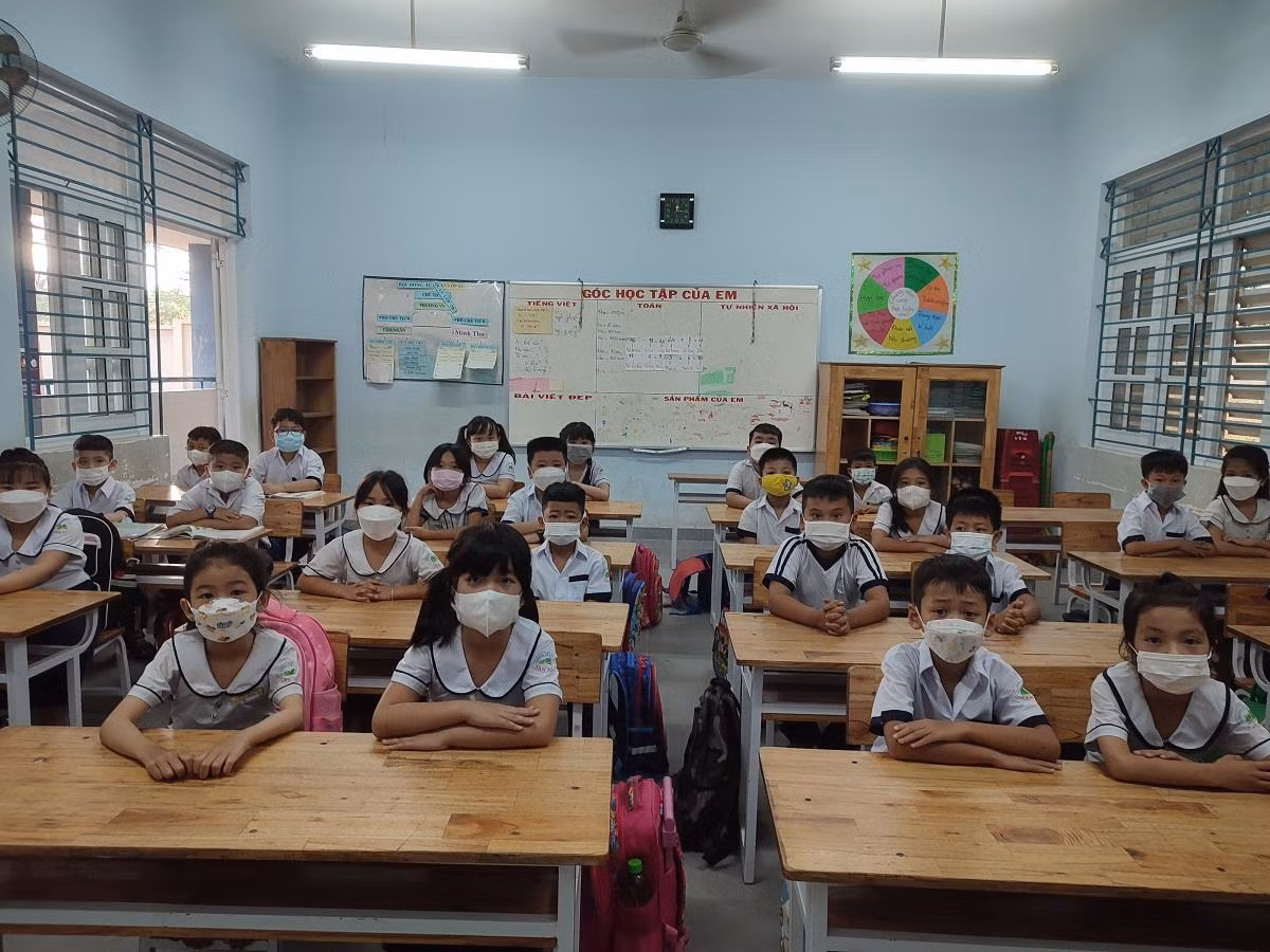Học sinh tiểu học ở thị xã La Gi đang học 10 buổi/tuần. (Ảnh tác giả)