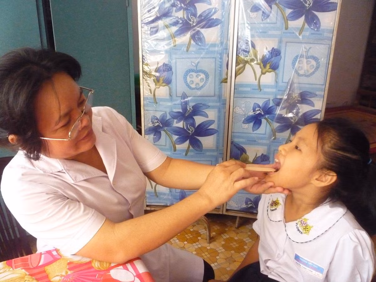 Nhân viên y tế trường học đang khám răng cho học sinh (Ảnh tác giả)