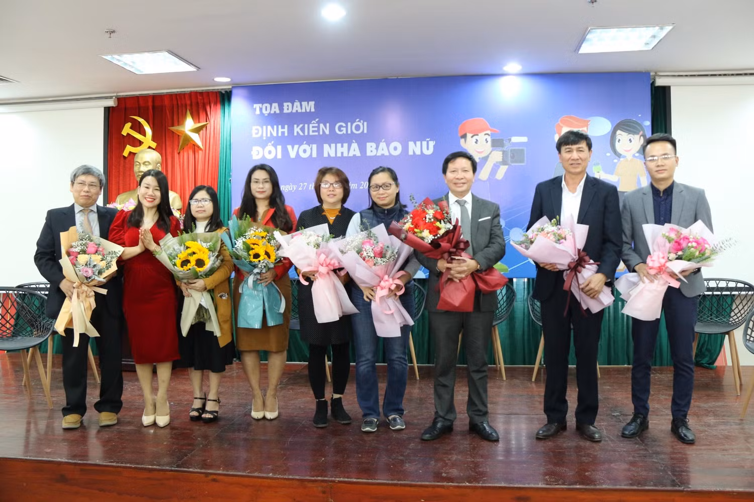 Đại diện Ban tổ chức chụp ảnh lưu niệm cùng các chuyên gia, khách mời (Ảnh: Nhật Minh) Đại diện Ban tổ chức chụp ảnh lưu niệm cùng các chuyên gia, khách mời (Ảnh: Nhật Minh)