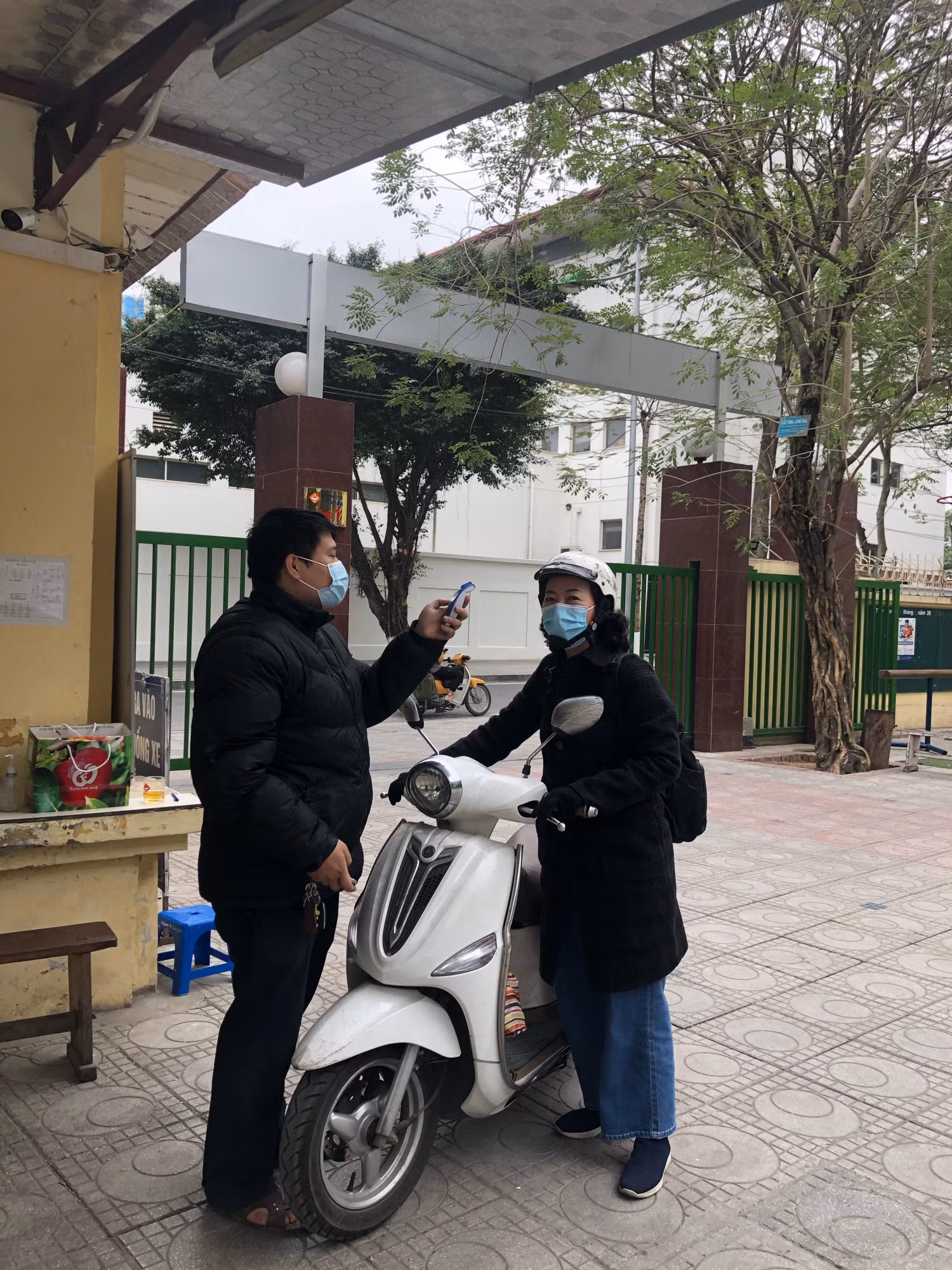 Thực hiện nghiêm công tác phòng dịch, đo thân nhiệt, khai báo y tế tại cổng trường (Ảnh: Trường Trung học cơ sở Thăng Long)