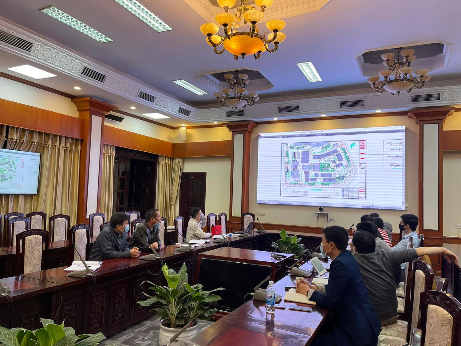 Đoàn công tác họp bàn kế hoạch triển khai sau khảo sát.