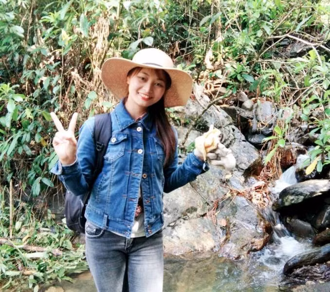 Cô giáo trẻ Lê Thị Hòe trên hành trình vượt suối, băng rừng đến điểm trường Tắk Pổ - thôn 1 (xã Trà Tân, huyện Nam Trà My, Quảng Nam).