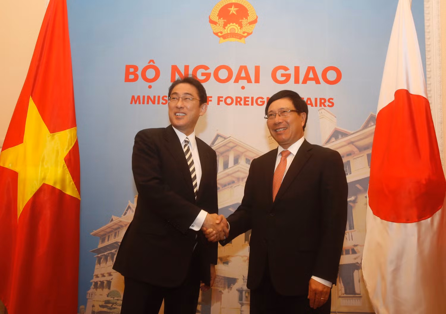 Ngoại trưởng Nhật Bản Fumio Kishida và Phó Thủ tướng - Bộ trưởng Ngoại giao Phạm Bình Minh, ảnh: The Japan Times.