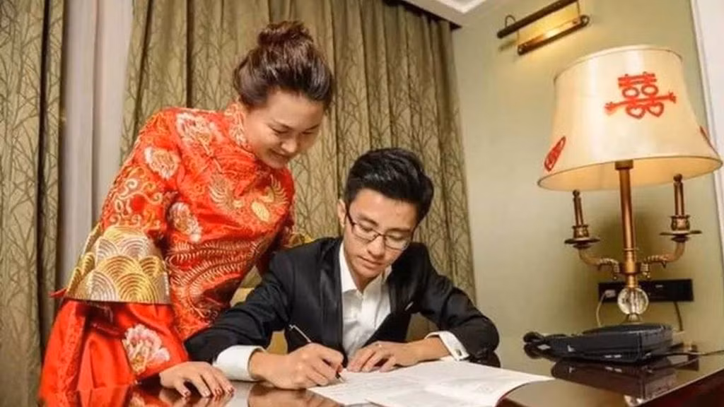 Hình ảnh được cho là một cặp vợ chồng mới cưới dành đêm tân hôn để chép tay Hiến pháp đang gây "bão mạng" tại Trung Quốc, ảnh: SCMP.