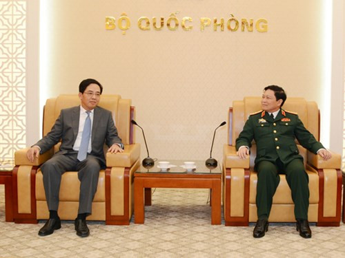 Đại tướng Ngô Xuân Lịch, Bộ trưởng Quốc phòng tiếp Đại sứ Trung Quốc Hồng Tiểu Dũng. Ảnh: Quân Đội Nhân Dân.
