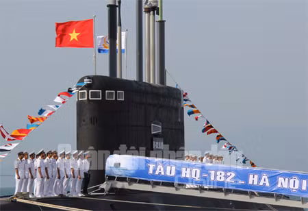 Lễ tiếp nhận tàu ngầm Kilo 636 MV do Nga chế tạo của Hải quân Nhân dân Việt Nam, HQ 182 Hà Nội. Ảnh: Quân đội nhân dân.