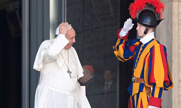 Giáo hoàng Francis và người lính Cảnh vệ.