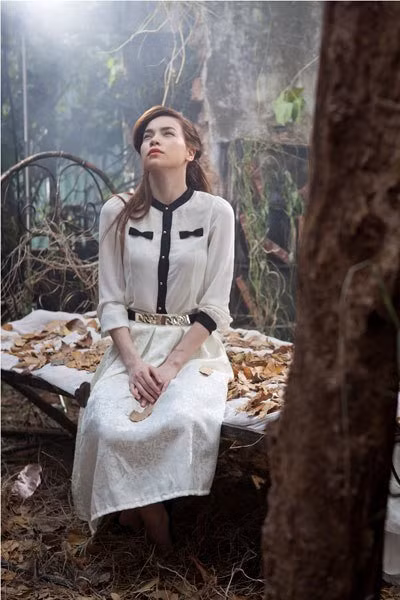 Nội dung MV là một câu chuyện có chút hư hư, thực thực về tình yêu của con người. Hồ Ngọc Hà là cô gái xuất hiện trong sách, ám ảnh trong giấc mơ của Thanh Hằng. Trong MV này, nữ huấn luyện viên The Voice sẽ là người sẽ dẫn dắt câu chuyện..