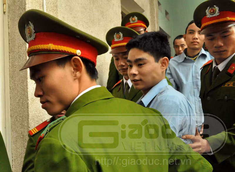 Điệu cười thách thức dư luận hay chỉ là một cách hợm mình của Luyện? Điệu cười thách thức dư luận hay chỉ là một cách hợm mình của Luyện?