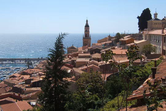 Menton, thành phố nhỏ xinh gần Monaco, nổi tiếng với lễ hội chanh, những khu vườn xanh mướt như vùng nhiệt đới và những ngôi nhà mái đỏ chen chúc. Menton, thành phố nhỏ xinh gần Monaco, nổi tiếng với lễ hội chanh, những khu vườn xanh mướt như vùng nhiệt đới và những ngôi nhà mái đỏ chen chúc.