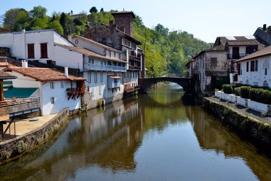 Làng Saint-Jean-Pied-de-Port vốn là một phòng tuyến quan trọng trong quá khứ. Hiện giờ du khách đến đây vẫn có thể tham quan nhiều công sự cũng như thành lũy chống giặc thuở xưa. Làng Saint-Jean-Pied-de-Port vốn là một phòng tuyến quan trọng trong quá khứ. Hiện giờ du khách đến đây vẫn có thể tham quan nhiều công sự cũng như thành lũy chống giặc thuở xưa.