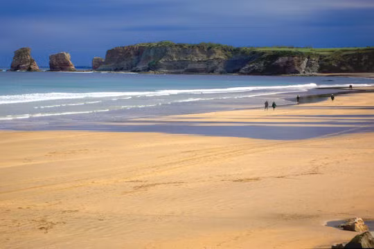 Làng Hendaye gần biên giới Tây Ban Nha luôn đông nghịt khách du lịch mỗi mùa hè bởi nơi đây sở hữu một bãi biển tuyệt đẹp. Làng Hendaye gần biên giới Tây Ban Nha luôn đông nghịt khách du lịch mỗi mùa hè bởi nơi đây sở hữu một bãi biển tuyệt đẹp.