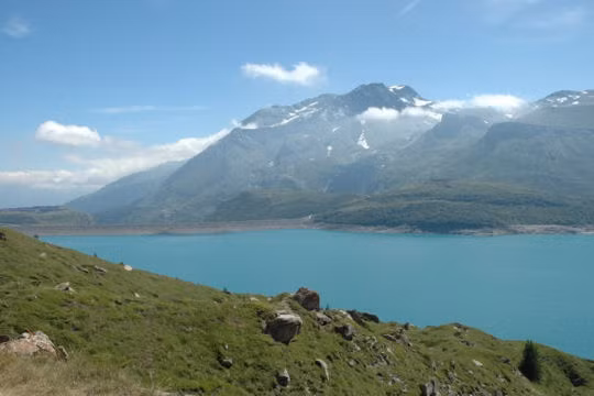 Đập Bissorte-Modane nằm không xa biên giới Italia mang một vẻ đẹp hoang sơ và hùng vĩ. Đập Bissorte-Modane nằm không xa biên giới Italia mang một vẻ đẹp hoang sơ và hùng vĩ.