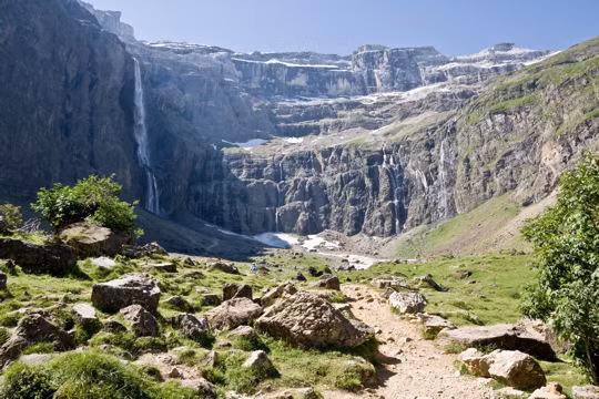 Cách biên giới Tây Ban Nha chưa đến 2 kilômét, làng Gavarnie nổi tiếng với địa danh đài vòng Gavarnie với những thác nước tuyệt đẹp. Cách biên giới Tây Ban Nha chưa đến 2 kilômét, làng Gavarnie nổi tiếng với địa danh đài vòng Gavarnie với những thác nước tuyệt đẹp.