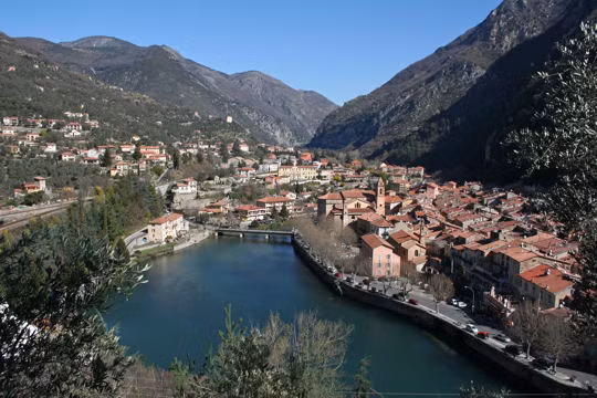 Làng Breil-sur-Roya từng thuộc lãnh thổ Italia nổi tiếng với cổng thành Gênes, tháp Cruella và nhiều địa danh tôn giáo. Làng Breil-sur-Roya từng thuộc lãnh thổ Italia nổi tiếng với cổng thành Gênes, tháp Cruella và nhiều địa danh tôn giáo.