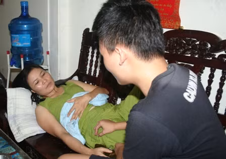 Chị Hằng đang được người nhà chăm sóc.